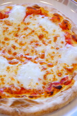 焼き立てで熱々のマルゲリータピザ