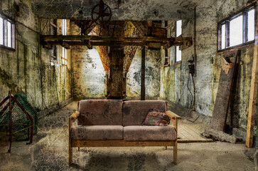 Das Sofa in der alten Fischfabrik Hjalteyri, Akureyri und Nordwestisland, Island	 