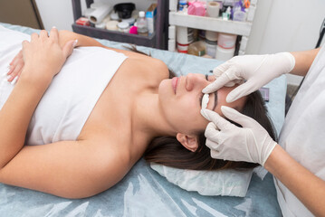jeune femme dans un centre esthétique effectuant des soins de beauté dans le profilage des...