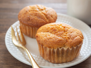 皿の上のバナナマフィン