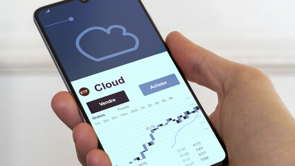 Cloud ETF. Diversifier son investissement s'exposer à un fonds thématique digitalisation cloud etf. Acheter un fonds en bourse. Spéculer sur la thématique cloud. Texte en français.