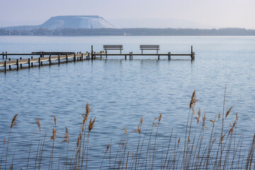 Blick von Mardorf über das Steinhuder Meer und einem Steg mit Bänken Richtung Kaliberg