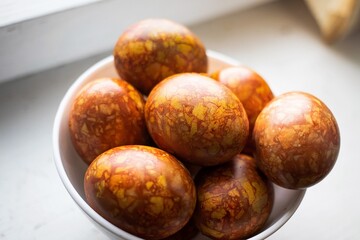 Obraz premium colored colorful chicken eggs in a large white plate as a symbol of the national holiday of believers