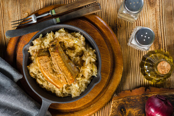 Traditional spare ribs baked in sauerkraut.