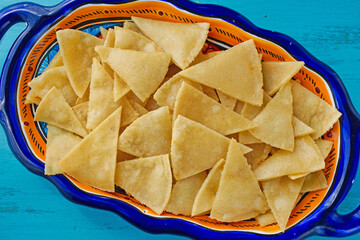 青背景のメキシコ料理のトトポス（トルティージャチップスあるいはコーンチップス）俯瞰撮影  Mexican food Totopos（tortilla chips or corn chips)  with blue background overhead shot