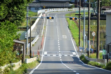 国道　山道　信号　黄色　二車線　対向車