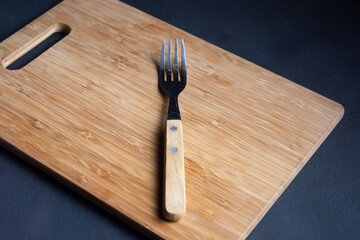 tenedor en tabla de madera