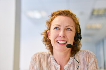 Geschäftsfrau mit Headset in der Callcenter Hotline