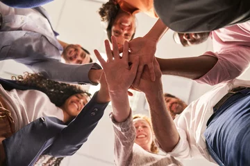 Foto op Plexiglas Groep vrienden als een startup-team dat handen stapelt © Robert Kneschke