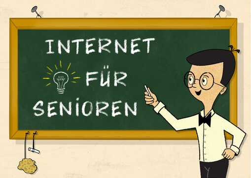 Lehrer steht lächelnd vor einer grünen Schultafel auf der Internet für Senioren steht