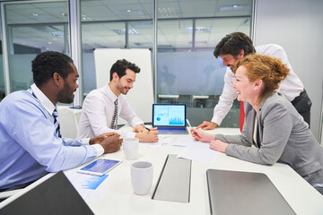 Business Leute in einer Besprechung am Laptop Computer