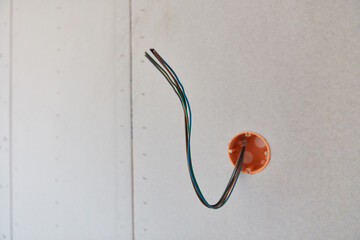 Stromkabel an Wand als Vorbereitung für Elektroinstallation