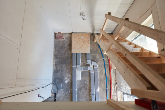 Provisorische Treppe ins Obergeschoss auf Baustelle bei Neubau