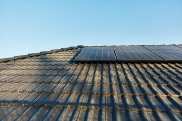 Solaranlage auf Dach von Einfamilienhaus vor Himmel
