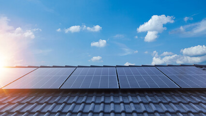 Sonne scheint auf Photovoltaik Anlage auf Dach von Haus - obrazy, fototapety, plakaty
