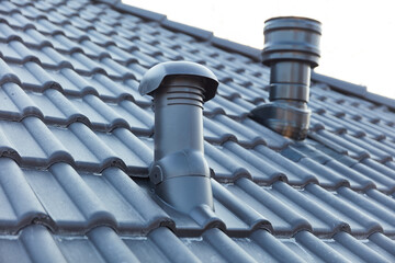 Schornstein und Lüftungsrohr auf Dach bei Haus Neubau
