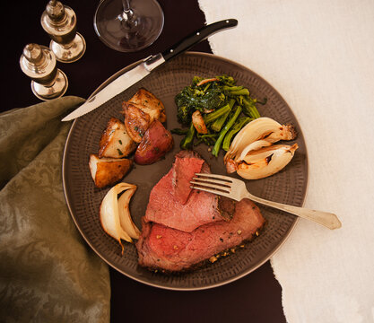 Wagyu roast with onion potatoes and broccoli rabe 