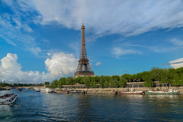 Fototapeta na wymiar The Eiffel Tower seen from pont de Bir-Hakeim