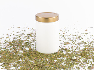 Tee mit weißem Glass