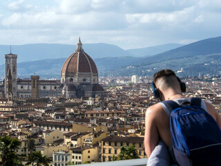 Italia, Toscana, Firenze, veduta della città e del duomo con turista.
