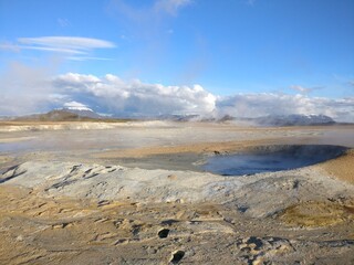 Aguas termales sulfúreas en el medio de Islandia