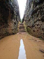 Cañón estrecho con agua 