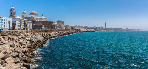 Fototapeta premium Vistas de Cádiz, antigua ciudad portuaria en el suroeste de España