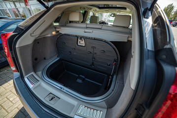 Kofferraum Fach Unterboden von moderner SUV, weitwinkel