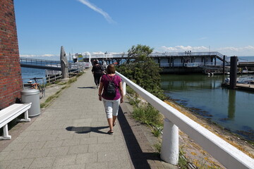 Frau an der Alten Liebe in Cuxhaven