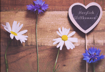 Herzlich Willkommen Dekoration mit Blumen Schild Holztafel