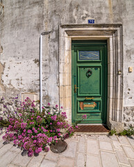 Fototapeta na wymiar Porte fleurie au Château-d'Oléron, Charente-Maritime, France