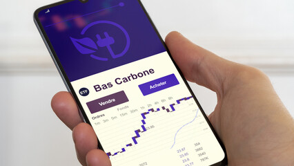 Investir dans un ETF. Diversifier son investissement s'exposer à un fonds thématique. Acheter un fonds en bourse. Spéculer sur la thématique. Texte en français.