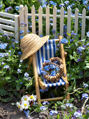 Entspannung im Garten -der Liegestuhl amZaun - 501173855
