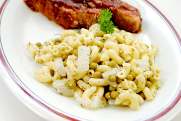 Macaroni with Garlic, Peas and Onions as a Side Dish