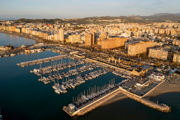 vista de aérea del puerto de Fuengirola en un bonito día, Andalucía