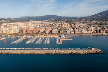 Fototapeta premium vista de aérea del puerto de Fuengirola en un bonito día, Andalucía