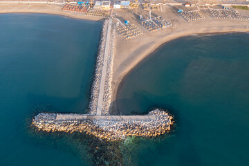 vista de la playa del centro de Fuengirola, Andalucía - obrazy, fototapety, plakaty