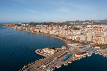 vista de aérea del puerto de Fuengirola en un bonito día, Andalucía