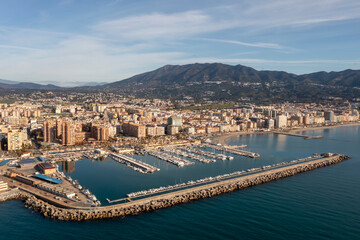 Fototapeta na wymiar vista de aérea del puerto de Fuengirola en un bonito día, Andalucía