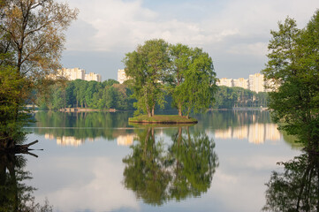 Fototapeta na wymiar Lake in city park