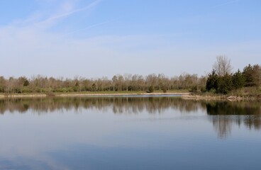 Fototapeta na wymiar The quiet countryside lake on a sunny day.