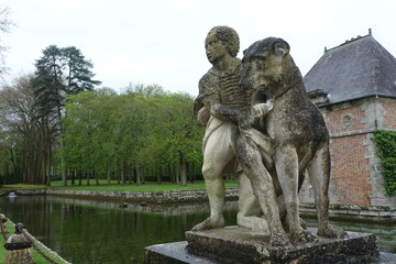 Sculpture d'un enfant et d'un chien au château de Courances
