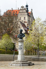 Hohenzollernschloss in Sigmaringen mit Denkmal des Fürsten Karl von Hohenzollern