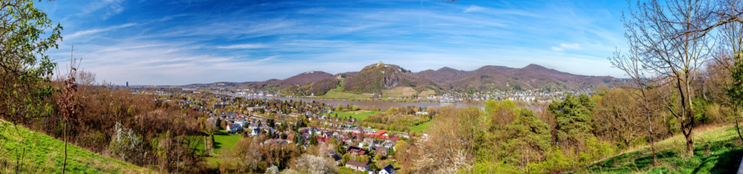 Blick auf das Siebengebirge mit Drachenfels und Rhein, Deutschland