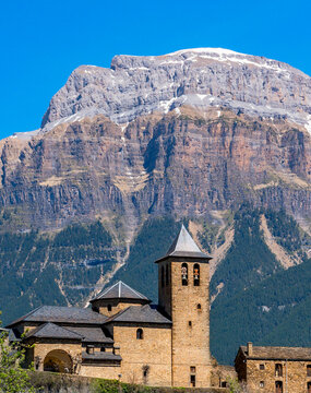 Imagen de Torla (Huesca), con las monta&ntilde;as del Parque Nacional de Ordesa en los Pirineos espa&ntilde;oles, nevadas. 
