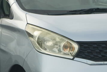 ヘッドライトの黄ばみ 乗用車 © xiaosan