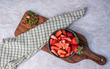 Schale mit geschnittenen frischen Erdbeeren 