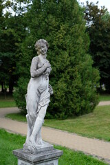 Obraz premium statue of a woman with grapes in the park