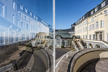 Spiegelbildlich. Eine neue Perspektive auf das Steigenberger Grand Hotel auf dem Petersberg in...
