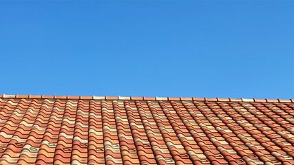 カラフルな屋根瓦と雲ひとつない青空